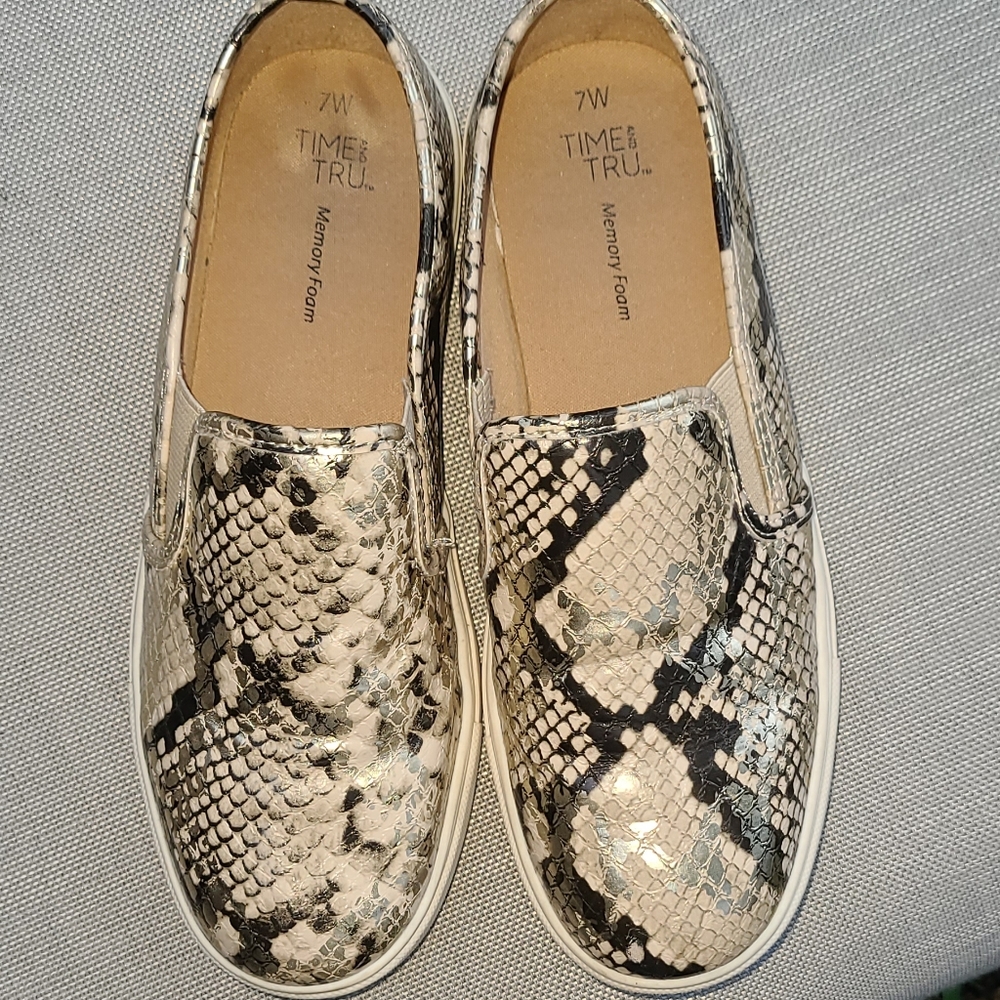 Slip on Sneakers. 7 Wide